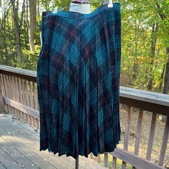 Vintage wool blend Plaid Pleated Skirt iApproximate size Small - Picture 2 of 5